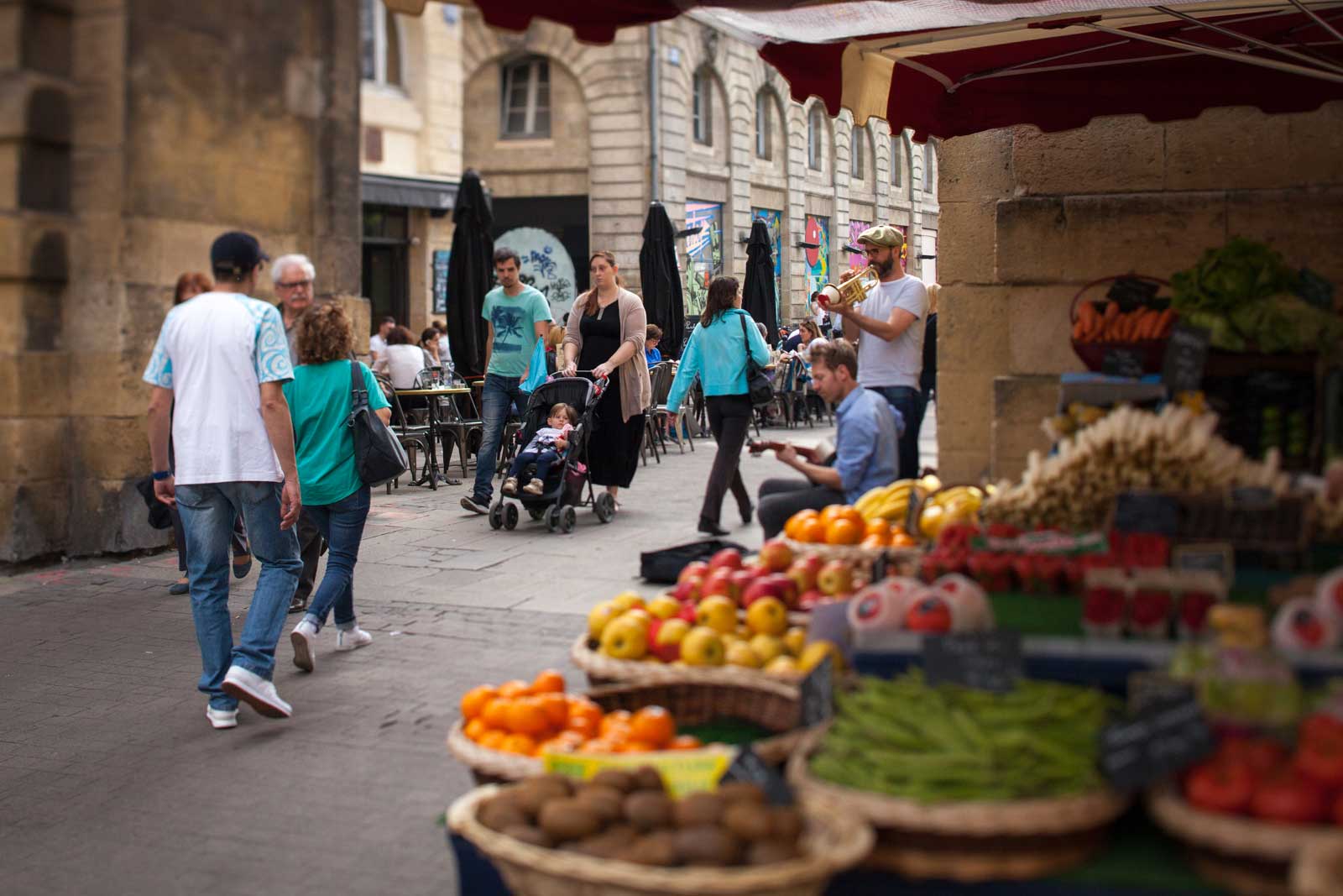 Musicians perform under the Porte Dijeaux in Bordeaux. ©Kevin Day / Opening a Bottle