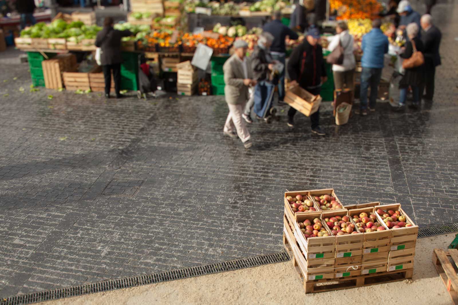 The Saturday market in Quartier Saint-Michel, Bordeaux. ©Kevin Day / Opening a Bottle