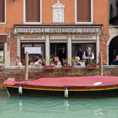 Al fresco dining scene in the Dorsoduro sestieri of Venice, Italy