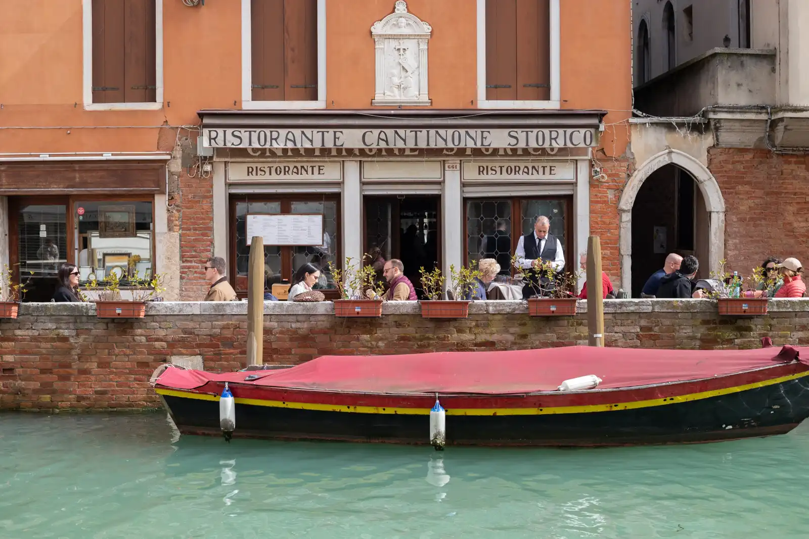 Al fresco dining scene in the Dorsoduro sestieri of Venice, Italy