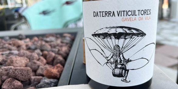 Wine bottle: 2019 Daterra Viticultores Gavela di Vila Viño Bianco ©Kevin Day/Opening a Bottle