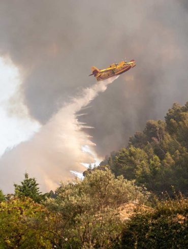 Canadair responding to a forest fire in France. ©illustrez-vous via Adobe Stock