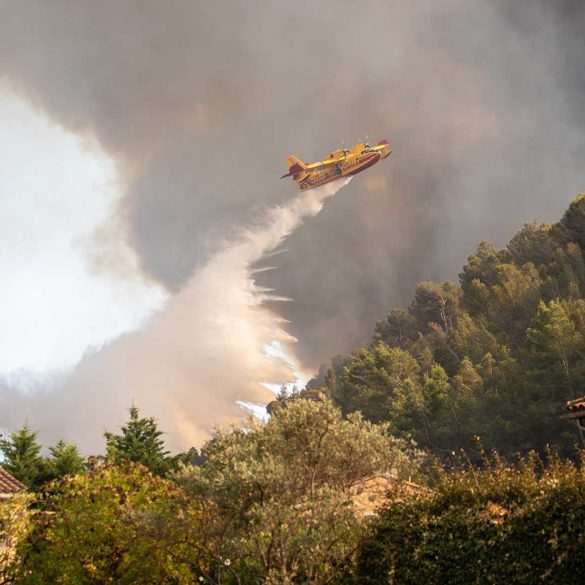 Canadair responding to a forest fire in France. ©illustrez-vous via Adobe Stock