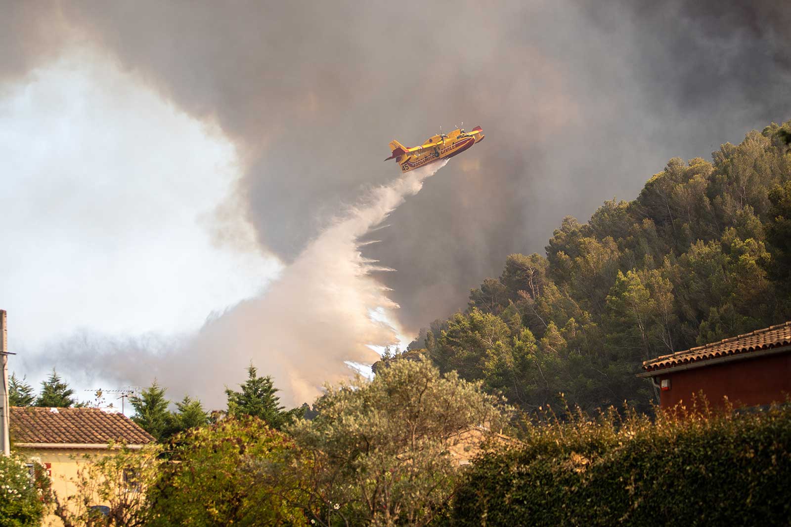 Canadair responding to a forest fire in France. ©illustrez-vous via Adobe Stock