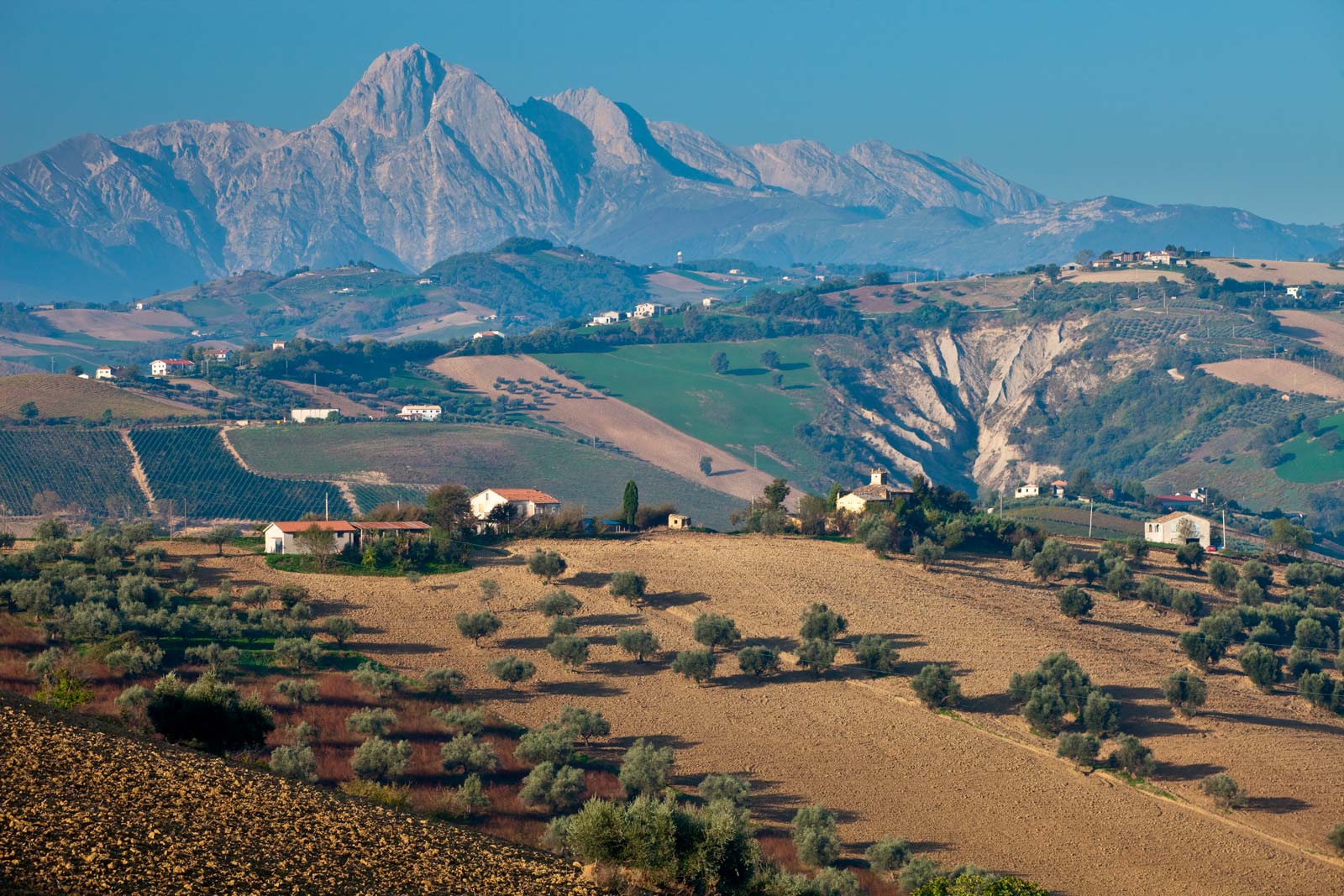 Gran Sasso mountain and Abruzzo farms and vineyards — Abruzzo wine class