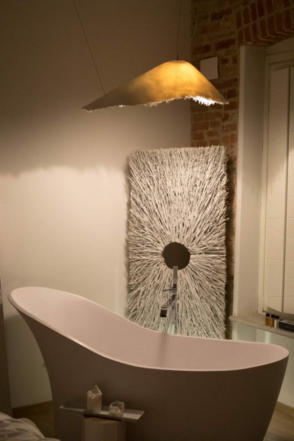 The bathtub and modern art inside the Suite "Il Gelso." ©Kevin Day/Opening a Bottle
