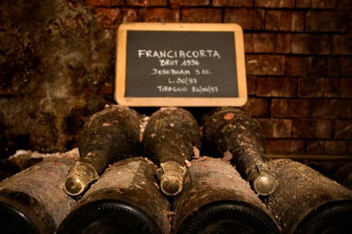 Bottles age in a cellar. ©Consorzio Franciacorta