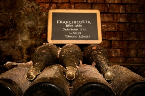 Bottles age in a cellar. ©Consorzio Franciacorta